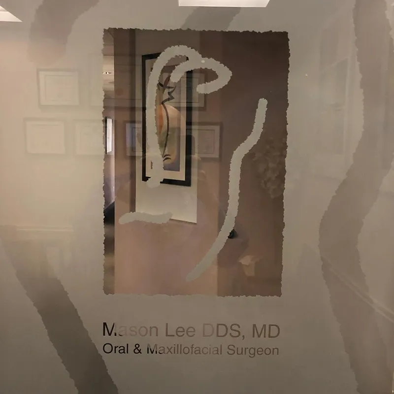 logo door